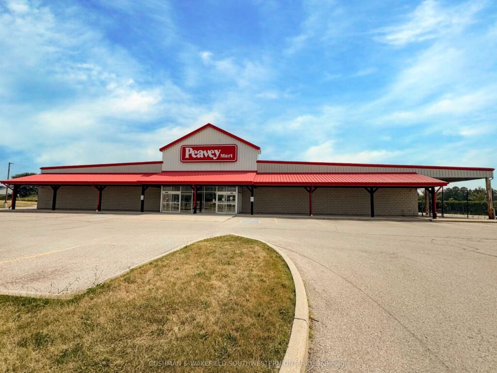 For Sale: 2209 Dundas Street, London East, ON N5V 4A5, London East, ON - Property Photo