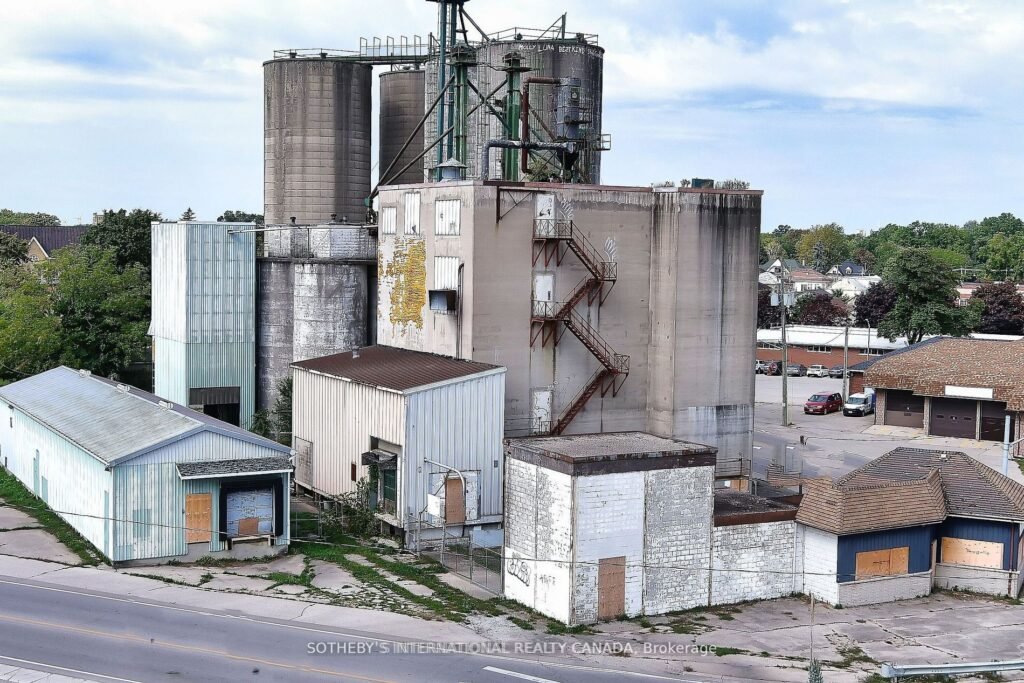 For Sale: 62 Albert Street, Strathroy-Caradoc, ON N7G 1V5, Strathroy-Caradoc, ON - Property Photo
