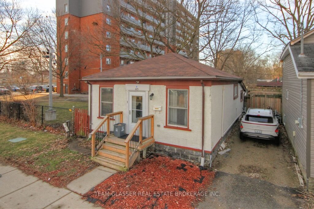 For Sale: 225 Simcoe Street, London East, ON N6B 1J3, London East, ON - Property Photo
